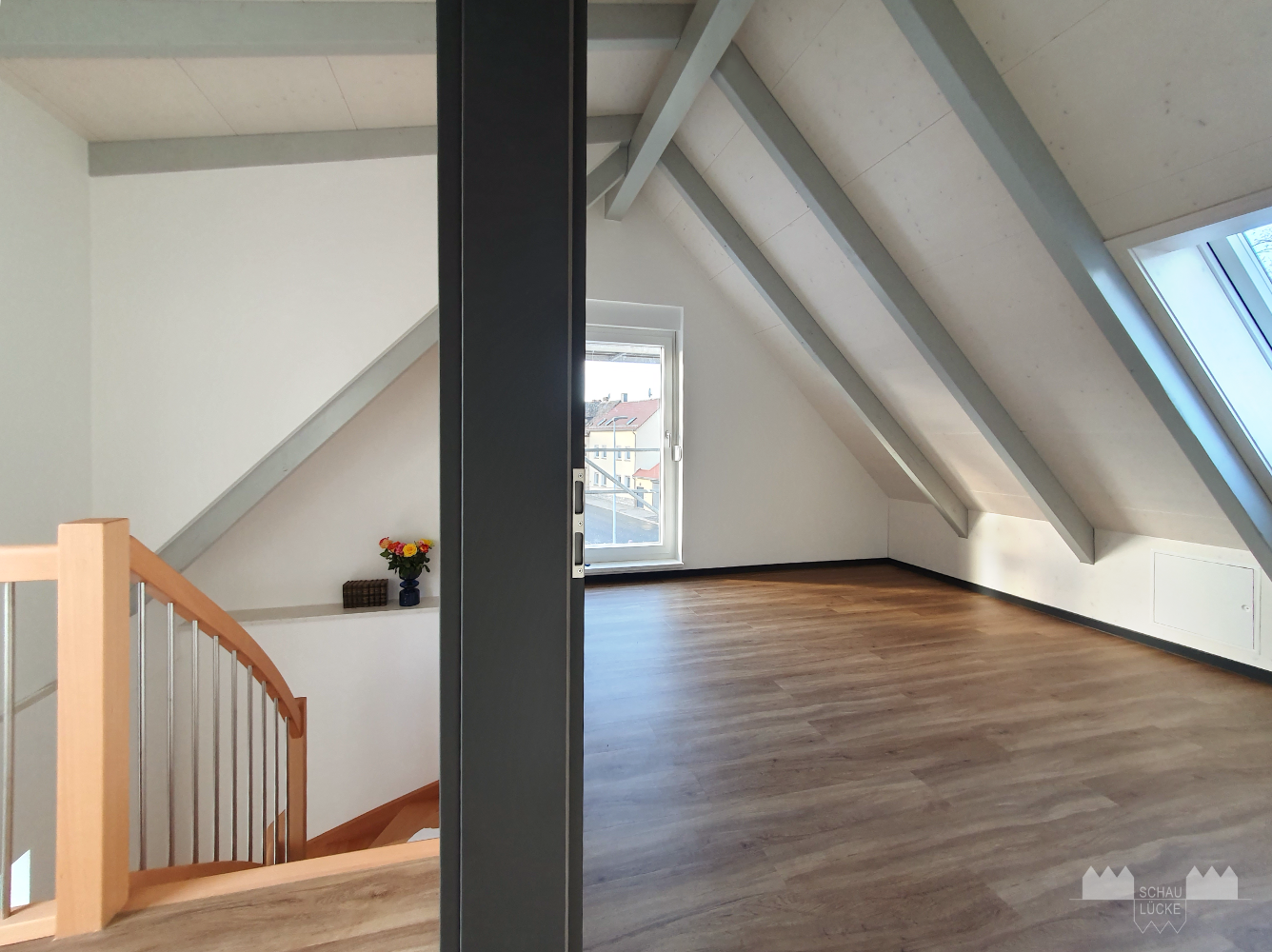 Schlafzimmer und Treppe